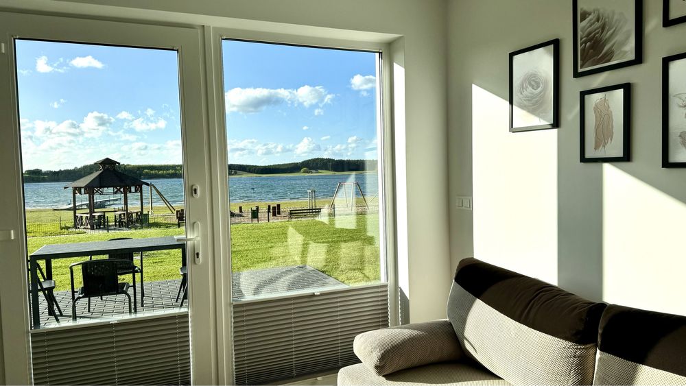 Domki nad jeziorem u Izy z balią ogrodową na ferie