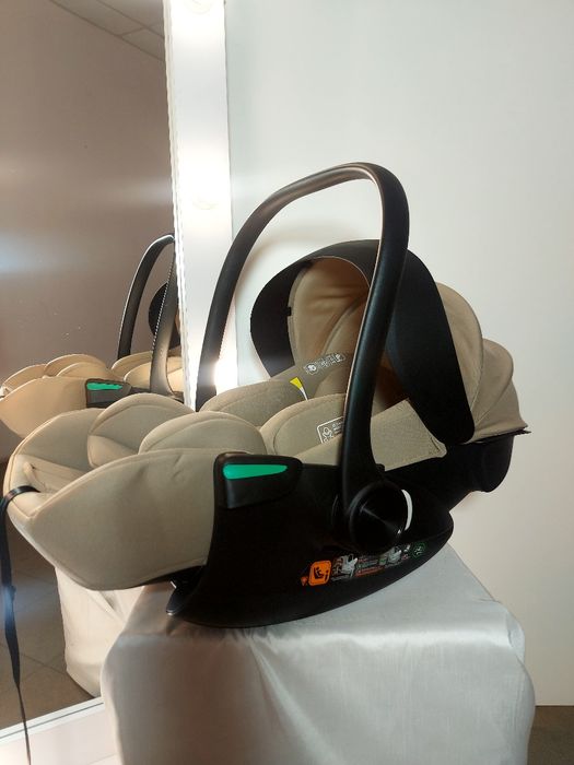 Автокрісло-автолюлька розкладається для сну тепер навіть в автомобілі