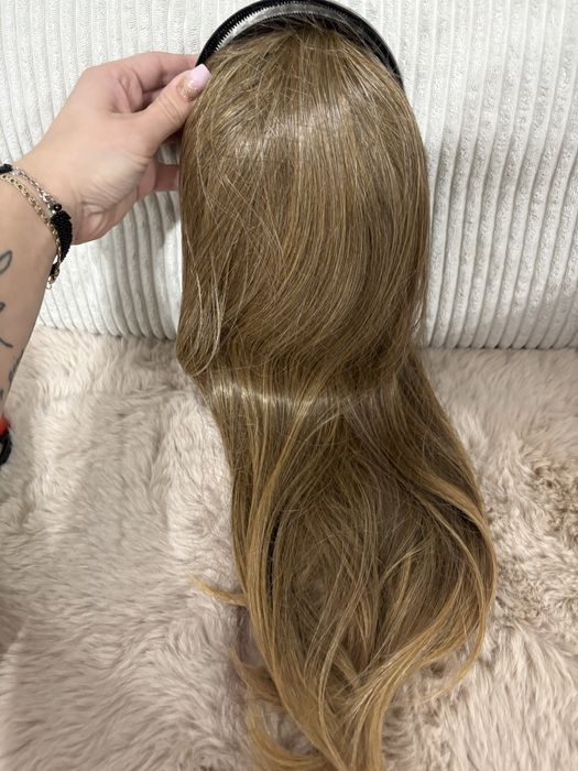 Peruka na opasce włosy