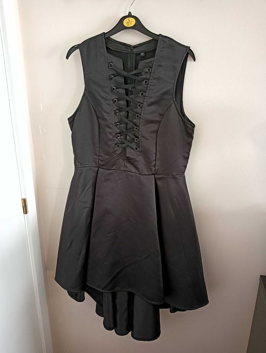 Vestido Preto Elegante Assimétrico com Efeito Corpete • Tamanho M