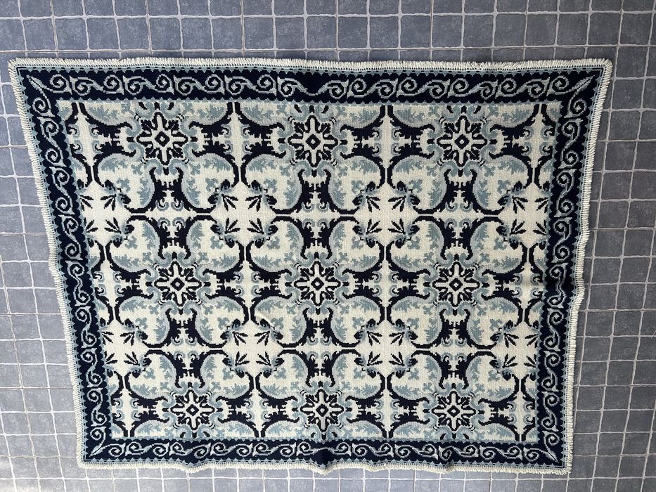 Tapete de Arraiolos Feito à Mão – 210 cm x 165 cm