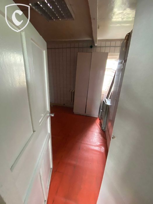 Продається комерційне приміщення з ділянкою.