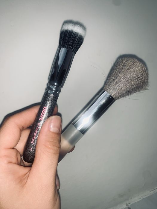 Dwa piękne nowe pędzle do makijażu pędzel