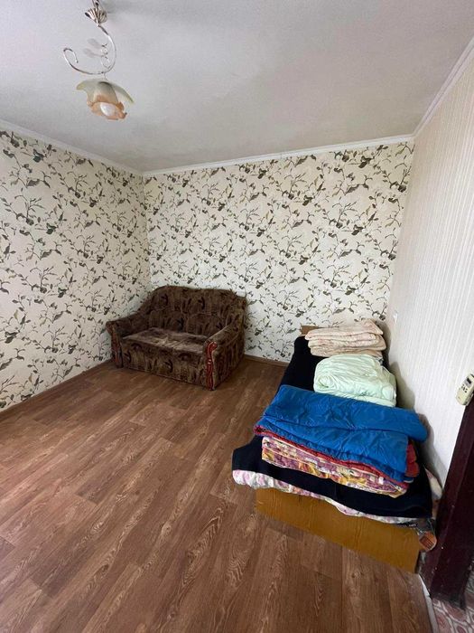 Продается 2-комнатная квартира в центре.