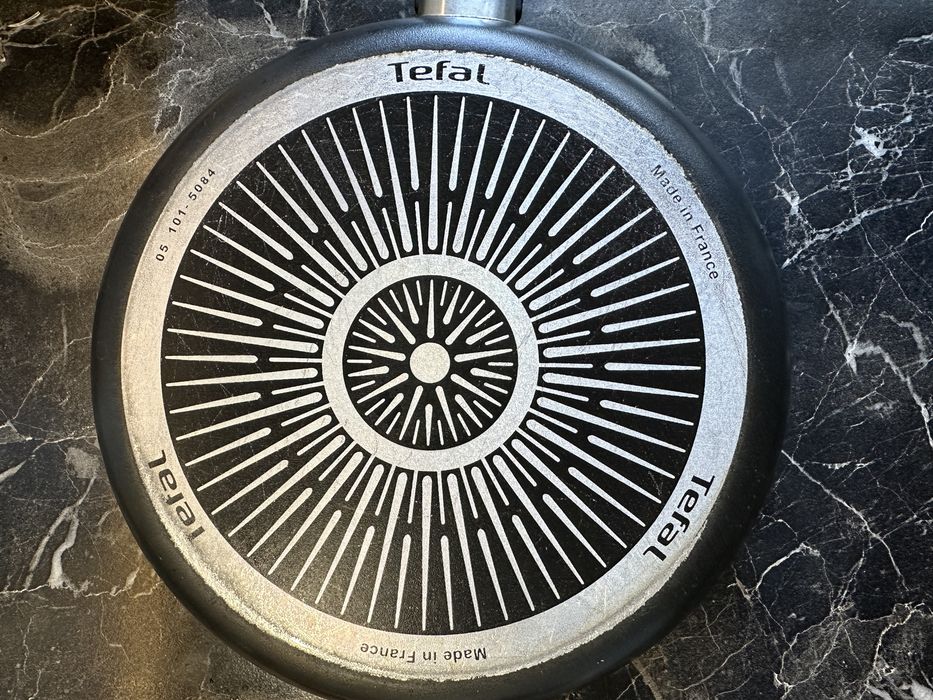 Сковорода Tefal Hard Titanium Essential 24 см