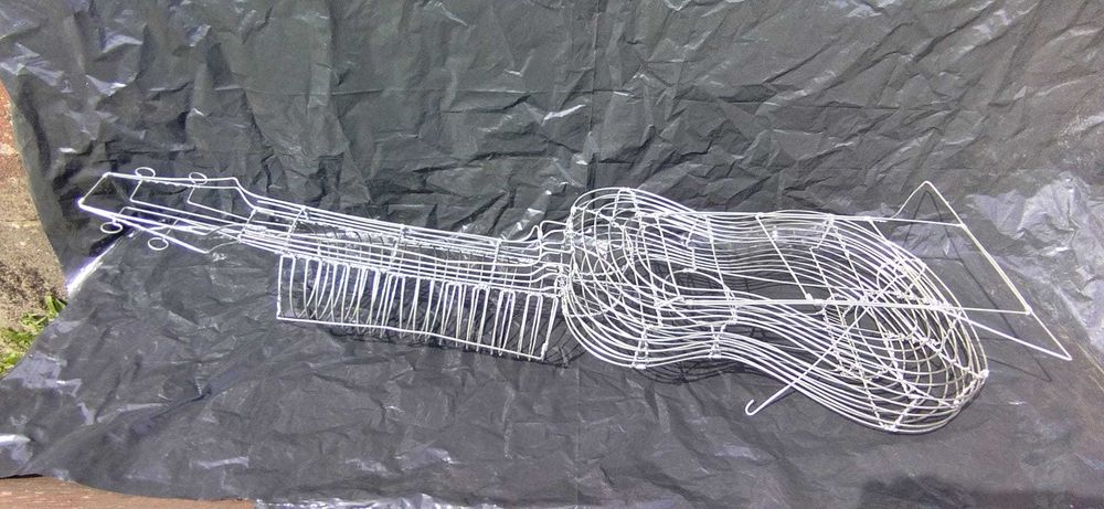 Viola artesanato em arame.