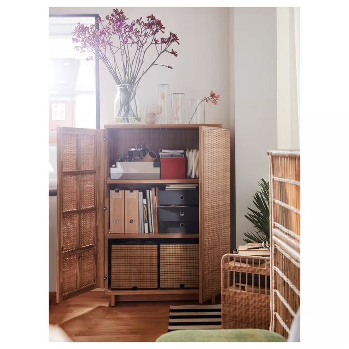 Armário IKEA FRYKSAS em Rattan – Muito Bom Estado