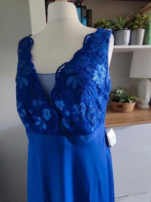 Szafirowa sukienka maxi z koronką i cekinami 48