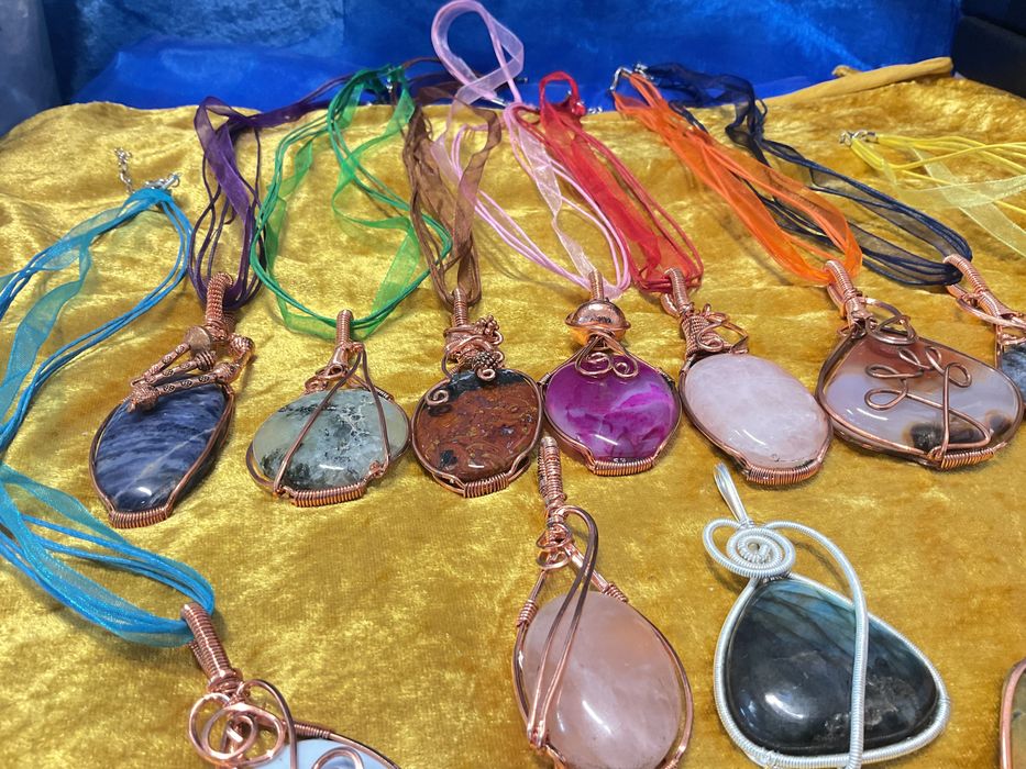 Pendente várias cores de pedras tamanho de 8/10 cm