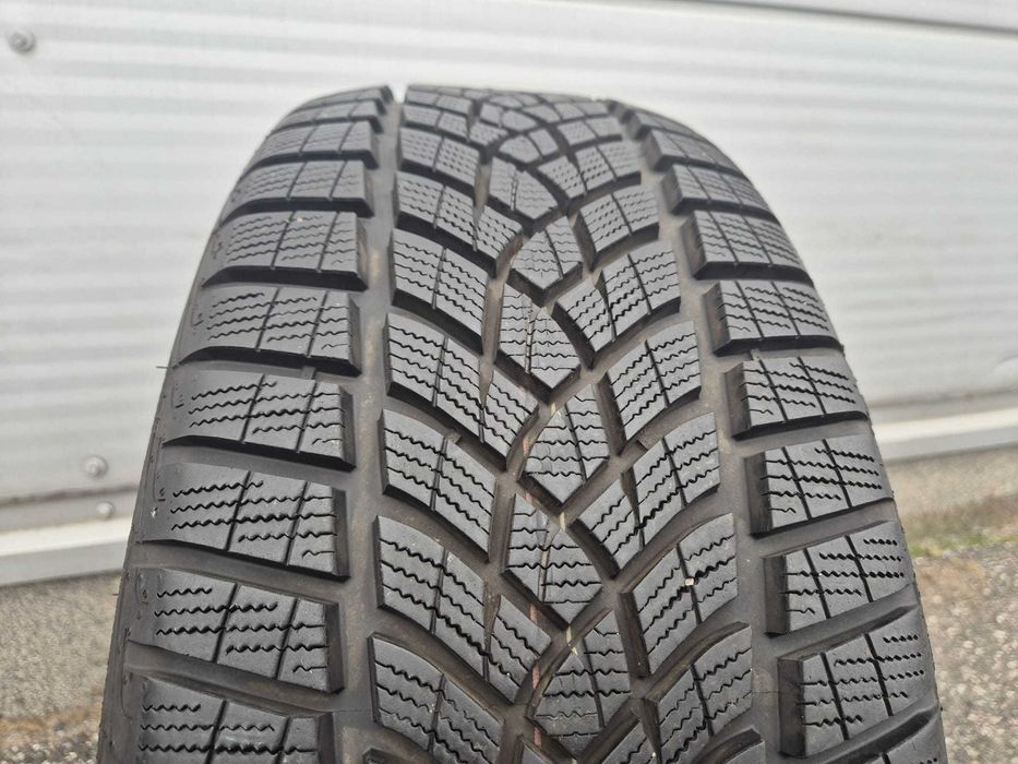 1x Opona Zimowa 235/45/20 Goodyear Ultra Grip Performance - 8mm
