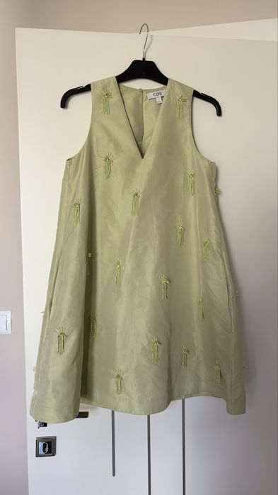 Jasnozielona sukienka COS z kieszeniami, rozmiar 34 (XS/S)