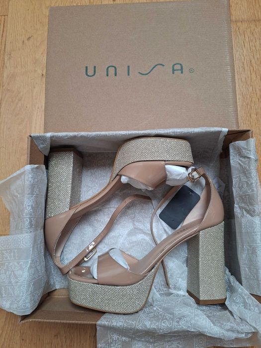 Przepiękne sandałki na platformie r 38