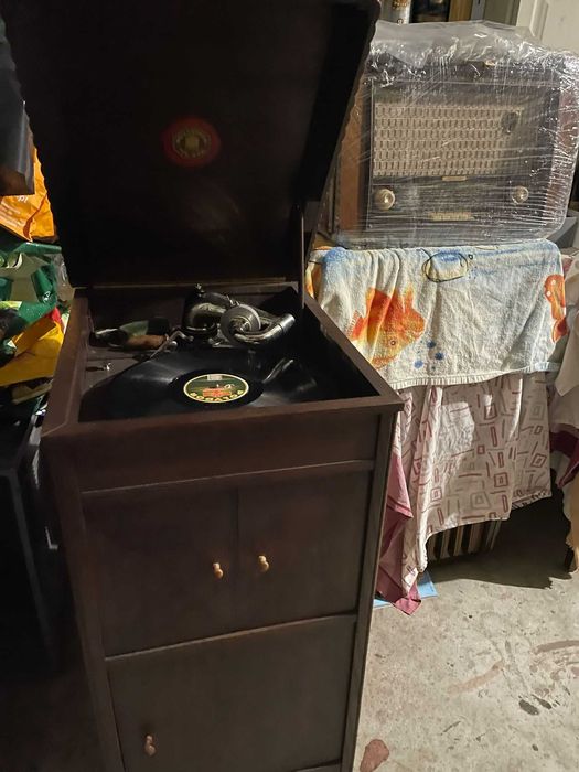 gramofone antigo com móvel funcional