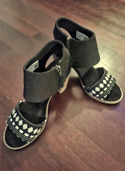 Sandálias estampadas de tacão TOMS