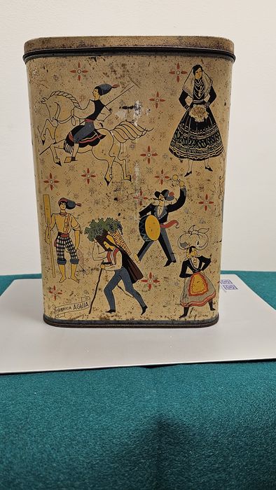Lata Caramelos / Cromos Fábrica Águia  com motivos tradicionais