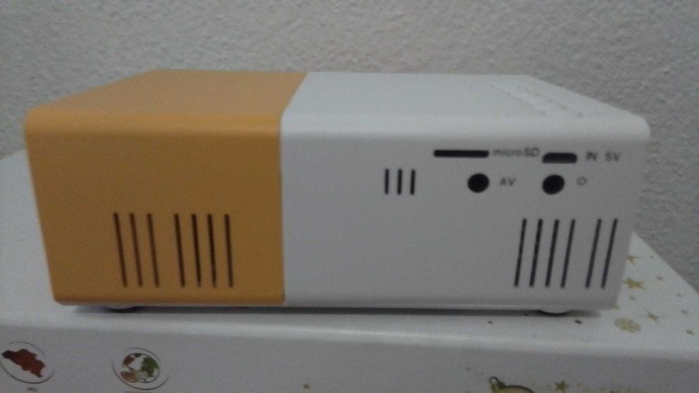 Mini Projetor YG300 – TFT LCD - Novo!!