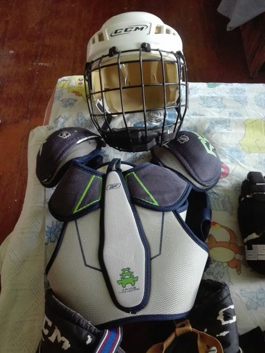 Продам хоккейную форму.