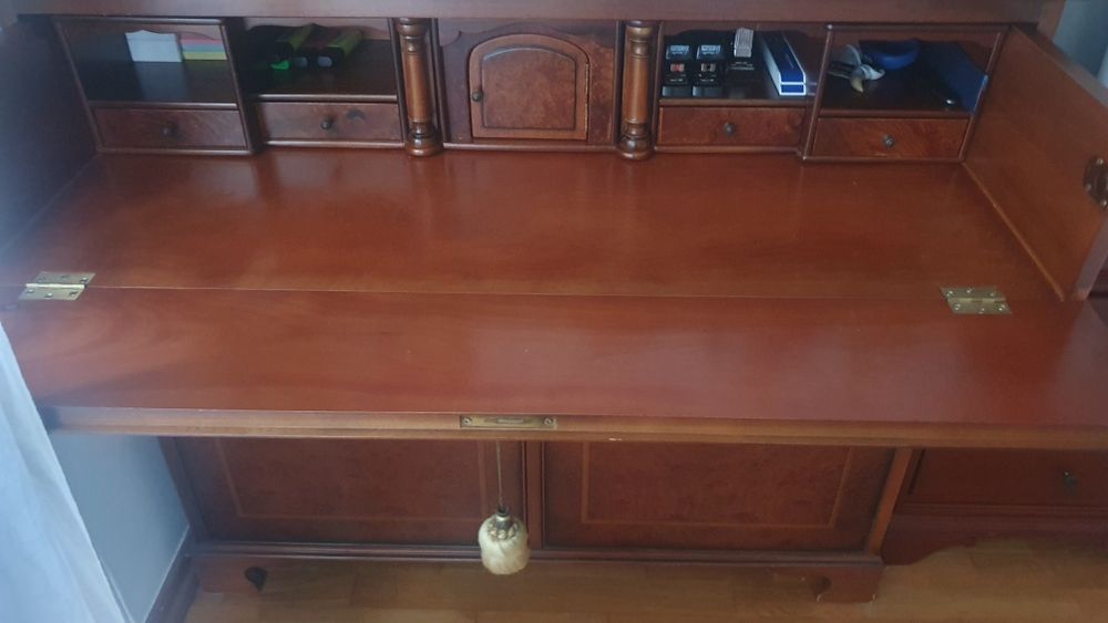 Escrivaninha em nogueira com extensão e gavetas escondidas