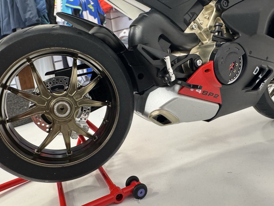 Ducati Corse V4. Funciona, tem chave, acende luzes, deita fumo, roda traseira gira. Tamanho 1:6