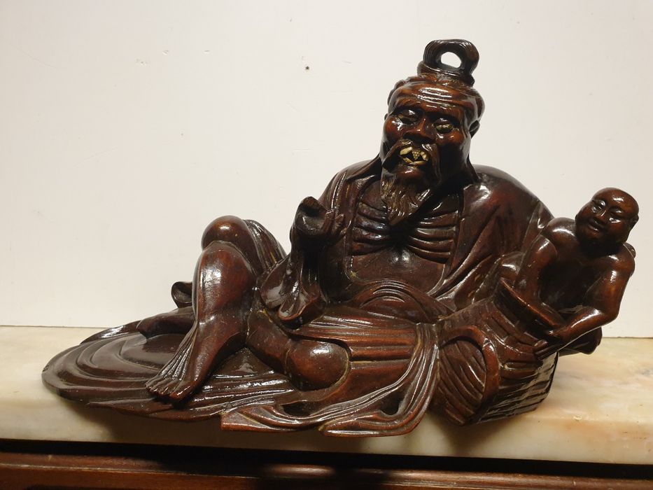 Grande antiga escultura asiática de um Sábio  em madeira exótica