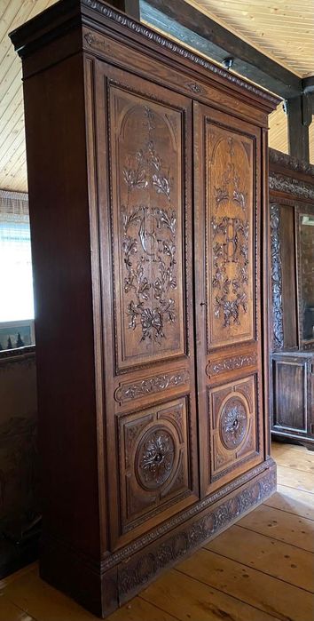 Вишукана шафа з ініціалами