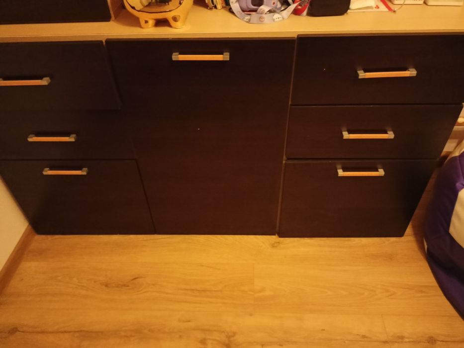 Zestaw mebli, szafa, komody.