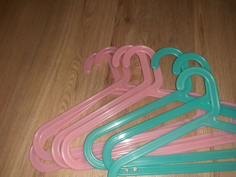 Cabides de crianças rosa e verde. Ikea
