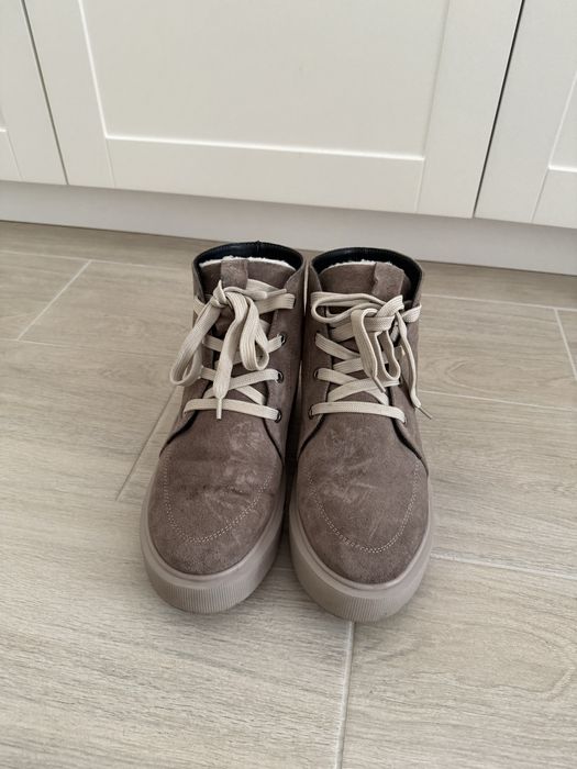 Замшеві черевики бежевого кольору