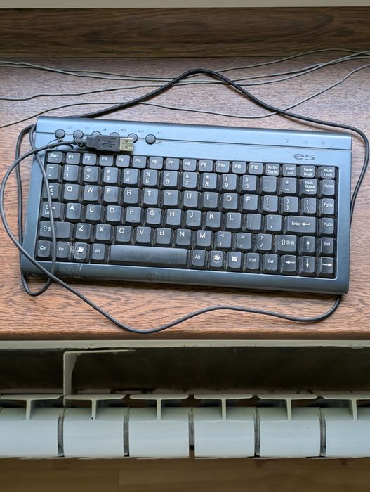 Czarna uszkodzona klawiatura USB