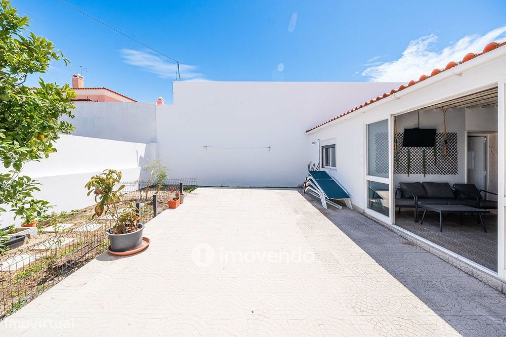 Moradia T3+1 de design moderno, com jardim, na Quinta do Anjo