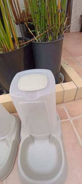 Dois comedouros para animais domésticos com grande capacidade.