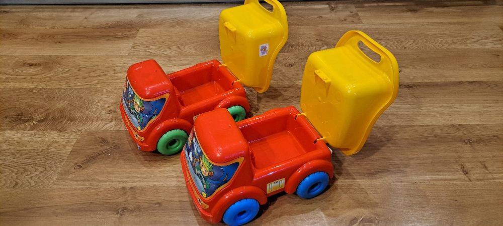 Dwa samochody ciężarówki do zabawy