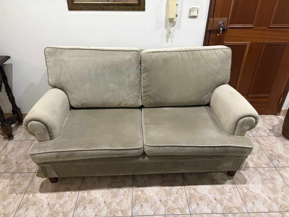 Sofá de Veludo Cinza