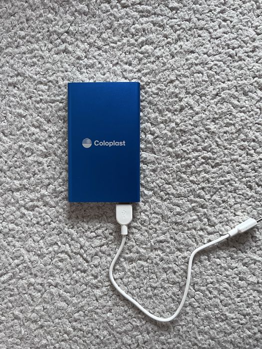 Niebieski powerbank o pojemności 4000 mAh