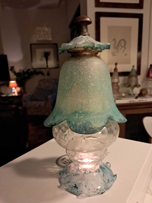 Árvore Natal com luz em vidro recuperado e
