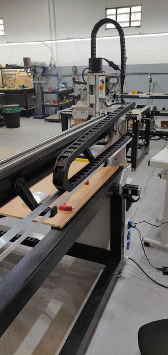 CNC com faca oscilotangencial e fresa