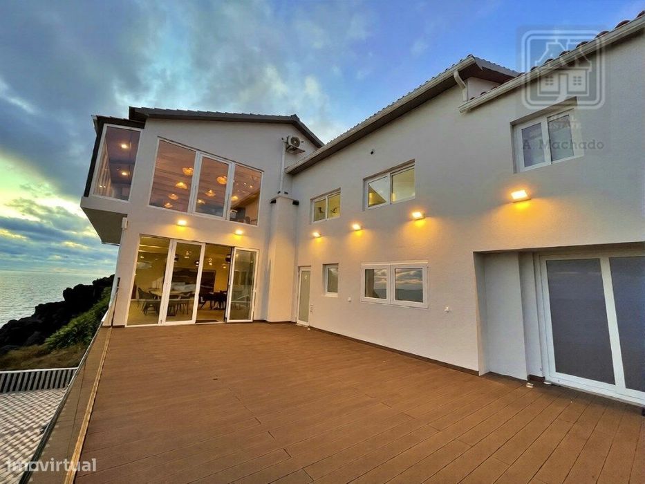 Edifício com BAR RESTAURANTE à beira mar para VENDA - Lajes do Pico...