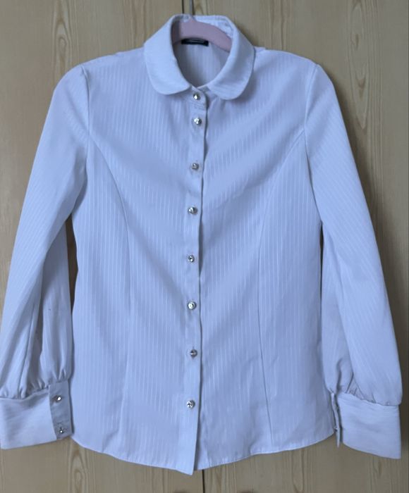 Блузка на 1-2 класс. Состояние идеальное, носили пару раз.