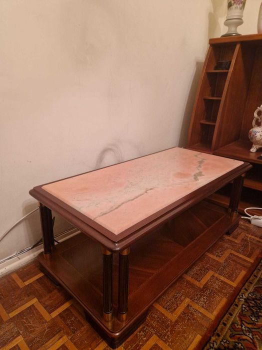 Mesa de centro clássica em madeira com tampo em mármore