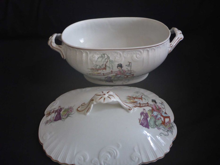 VISTA ALEGRE Travessa grande com tampa motivos Japoneses Muito antiga