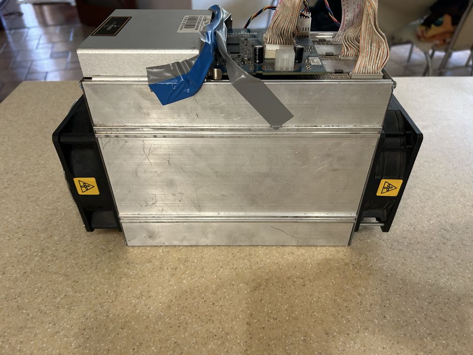 Майнер Bitmain Antminer T9+.