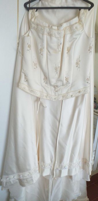 VESTIDO DE NOIVA de corpete, saia e véu