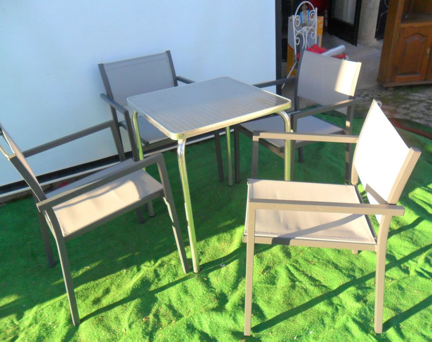 Cadeiras de braços empilháveis