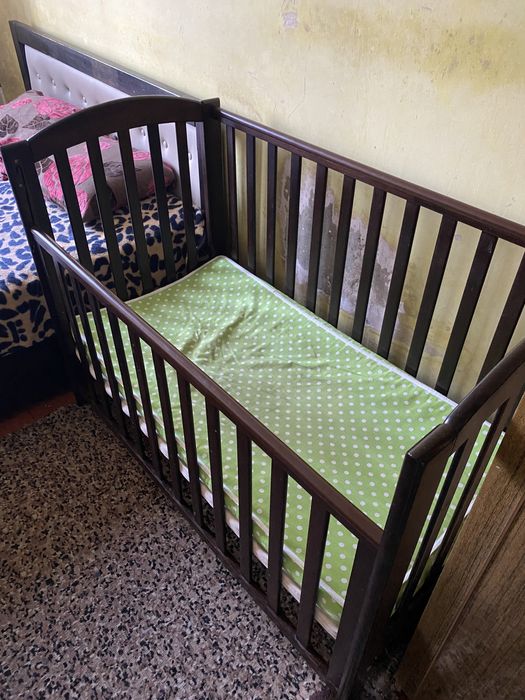 Продам кроватку с маятником