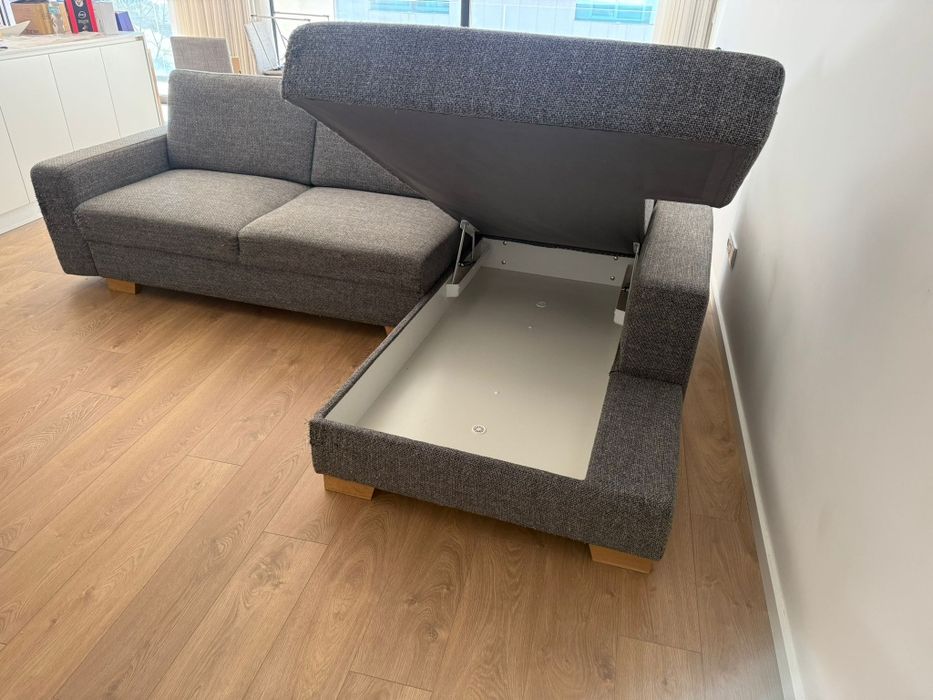 Sofá com chaise longue Sörvallen – estilo moderno