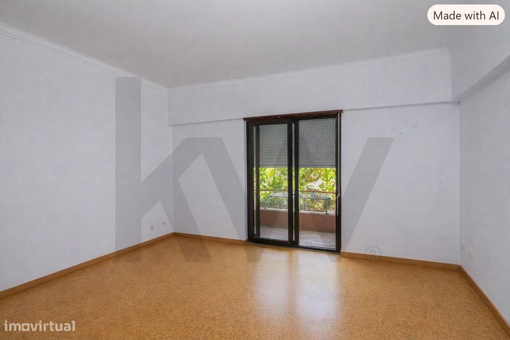 Apartamento T4 transformado em T3 na Amora