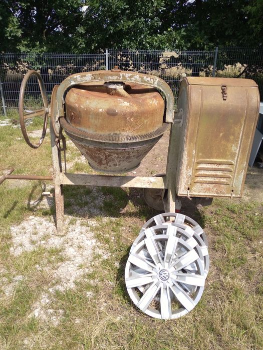 Kołpaki do vw średnica 47cm i betoniarka .Cena jest za kołpaki