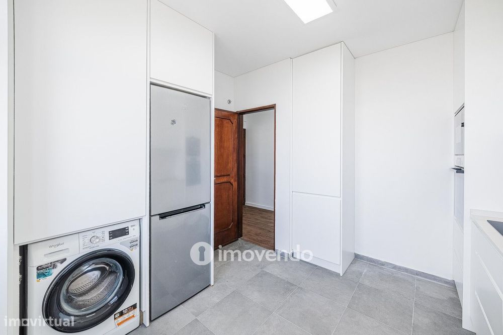 Apartamento T2 remodelado, com cozinha equipada, na Reboleira
