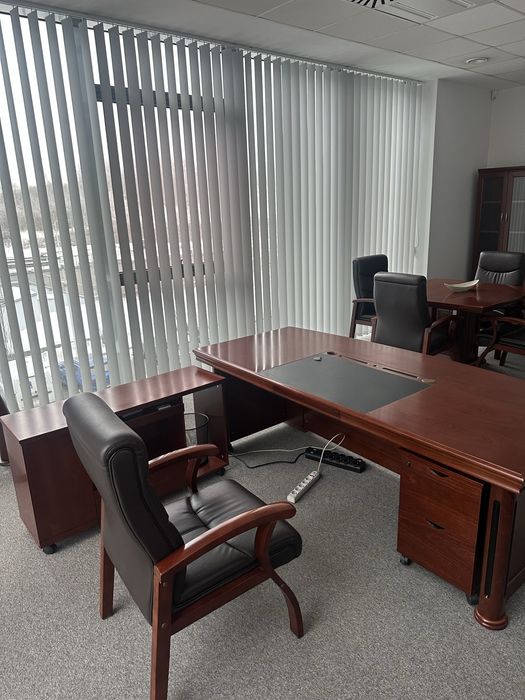 Sprzedam zestaw mebli biurowych.