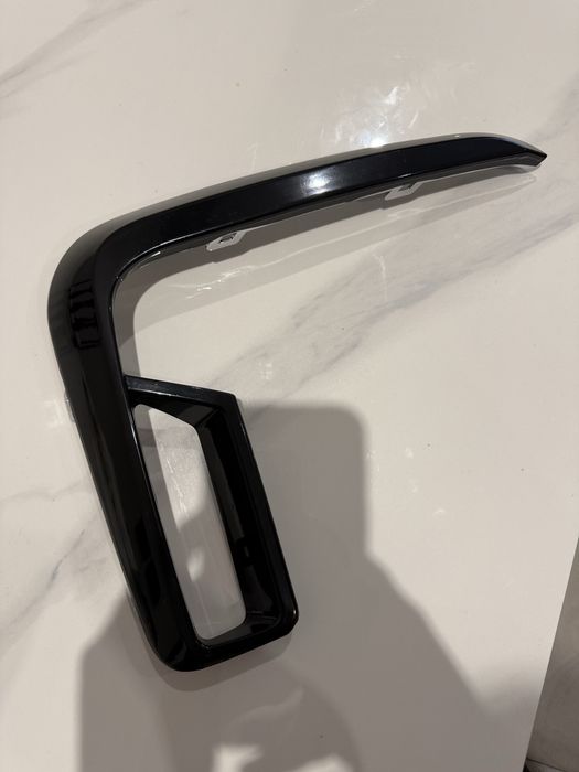 Ліва чорна вітрова накладка переднього бампера BMW 7 серії G11/G12